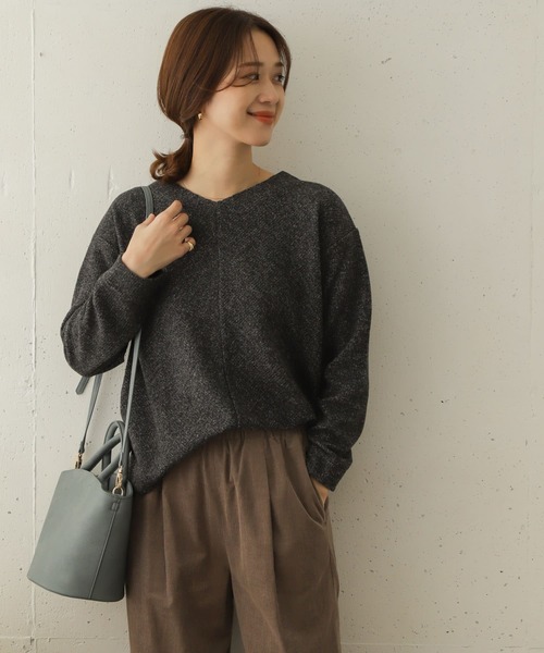 URBAN RESEARCH DOORS(アーバンリサーチドアーズ)の「Vネックリブプルオーバー∴(Tシャツ/カットソー・レディース・チャコールグレー/ベージュ/カーキ/アイボリー・ONE)」の13枚目の写真
