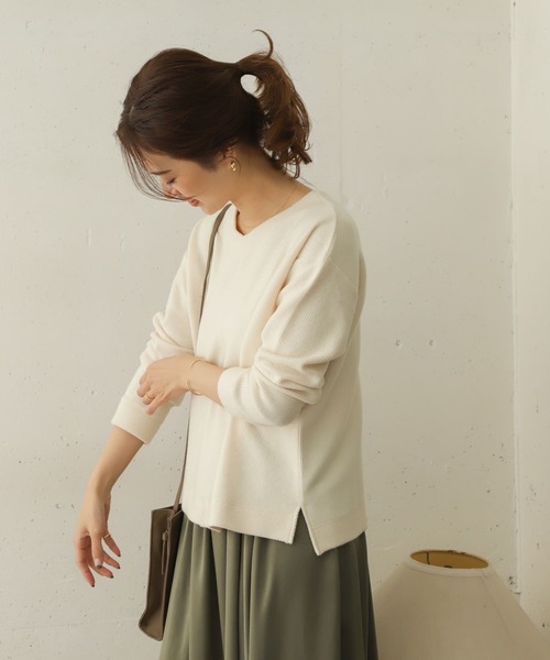URBAN RESEARCH DOORS(アーバンリサーチドアーズ)の「Vネックリブプルオーバー∴(Tシャツ/カットソー・レディース・チャコールグレー/ベージュ/カーキ/アイボリー・ONE)」の19枚目の写真