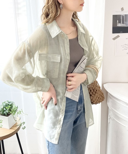 classicalelf（クラシカルエルフ）の「きらり、光沢感。ゆったりシアー素材シャツ（シャツ/ブラウス・レディース・ブラック/オフホワイト/グレー系その他/グレイッシュベージュ/グレイッシュブルー・MEDIUM/LARGE/X-LARGE/SMALL）」の12枚目の写真