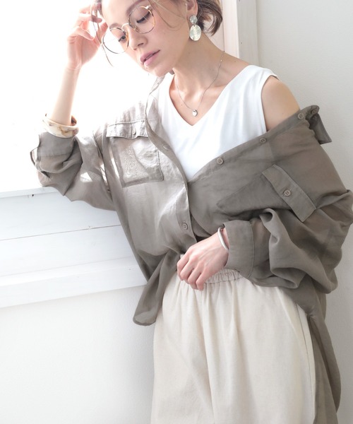 classicalelf（クラシカルエルフ）の「きらり、光沢感。ゆったりシアー素材シャツ（シャツ/ブラウス・レディース・ブラック/オフホワイト/グレー系その他/グレイッシュベージュ/グレイッシュブルー・MEDIUM/LARGE/X-LARGE/SMALL）」の16枚目の写真