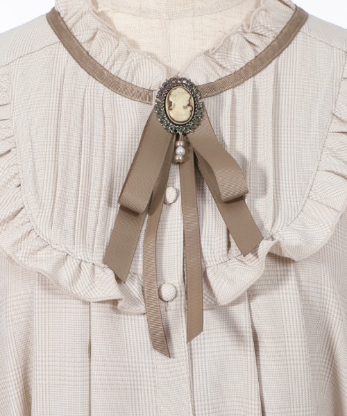 axes femme（アクシーズファム）の「ブローチ付バイカラーOP