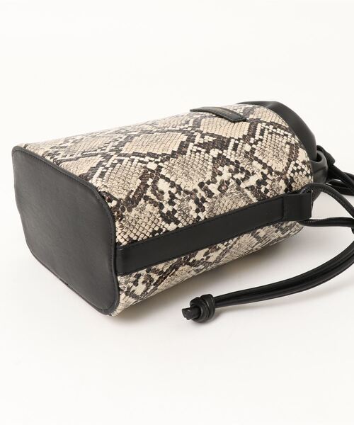 ROVERETO（ロベレート）の「【 ROVERETO 】バケツバッグ FEGRVT22（ショルダーバッグ・レディース・グレイッシュベージュ/その他/ブラック・FREE）」の4枚目の写真