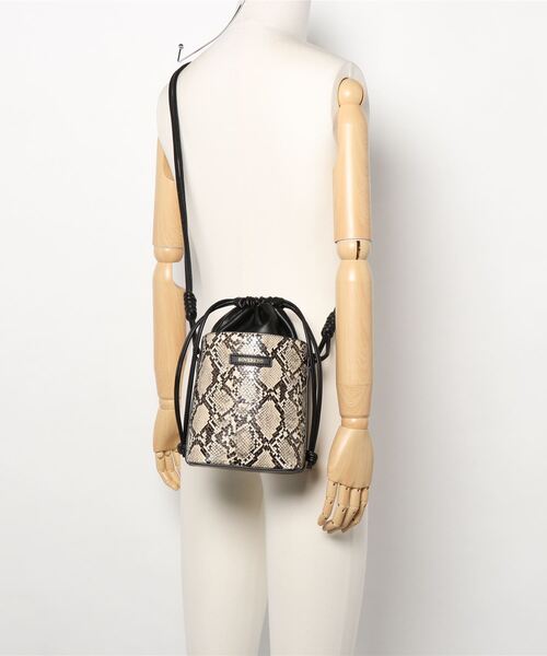 ROVERETO（ロベレート）の「【 ROVERETO 】バケツバッグ FEGRVT22（ショルダーバッグ・レディース・グレイッシュベージュ/その他/ブラック・FREE）」の5枚目の写真