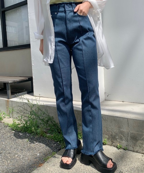 Kastane(カスタネ)の「【Thank Mat'l.】リサイクルヤーンフリンジデニム(デニムパンツ・レディース・ブラック/インディゴブルー・1/2)」の1枚目の写真