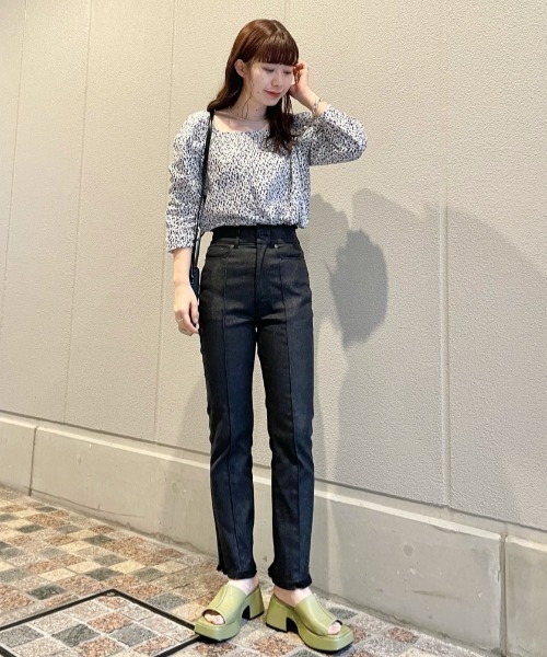 Kastane(カスタネ)の「【Thank Mat'l.】リサイクルヤーンフリンジデニム(デニムパンツ・レディース・ブラック/インディゴブルー・1/2)」の20枚目の写真