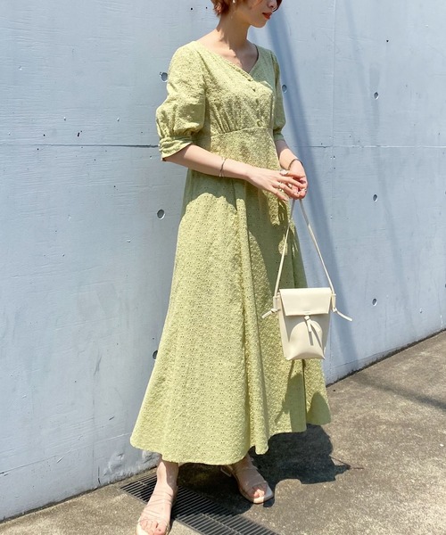 mysty woman（ミスティウーマン）の「シシュウエンパイアワンピース 944720（ワンピース・レディース・ホワイト/ライム/ライトオレンジ系・FREE）」の3枚目の写真