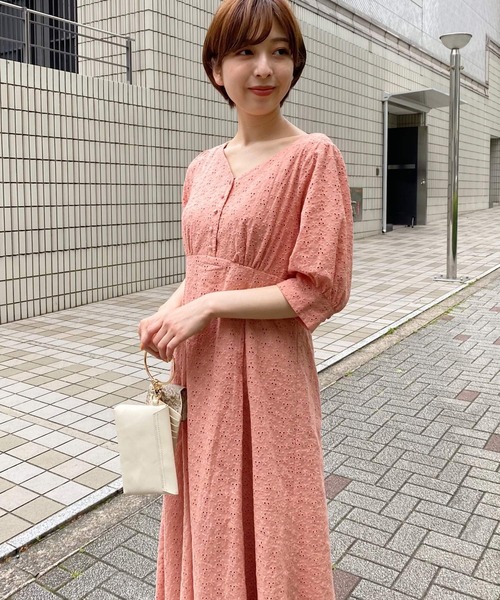 mysty woman（ミスティウーマン）の「シシュウエンパイアワンピース 944720（ワンピース・レディース・ホワイト/ライム/ライトオレンジ系・FREE）」の4枚目の写真