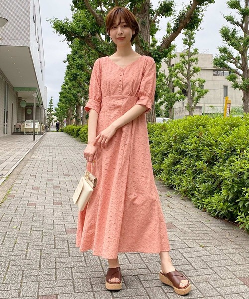 mysty woman（ミスティウーマン）の「シシュウエンパイアワンピース 944720（ワンピース・レディース・ホワイト/ライム/ライトオレンジ系・FREE）」の5枚目の写真