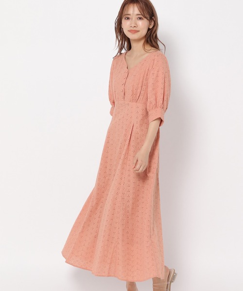 mysty woman（ミスティウーマン）の「シシュウエンパイアワンピース 944720（ワンピース・レディース・ホワイト/ライム/ライトオレンジ系・FREE）」の6枚目の写真