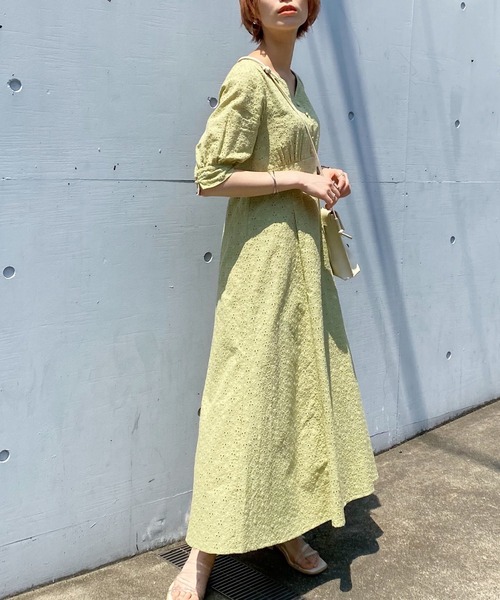 mysty woman（ミスティウーマン）の「シシュウエンパイアワンピース 944720（ワンピース・レディース・ホワイト/ライム/ライトオレンジ系・FREE）」の16枚目の写真