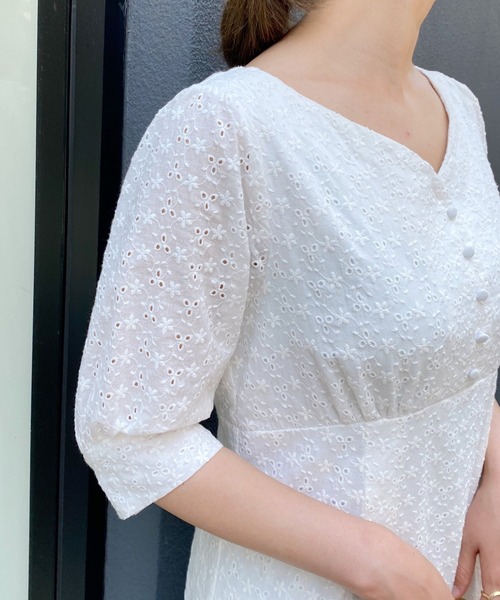 mysty woman（ミスティウーマン）の「シシュウエンパイアワンピース 944720（ワンピース・レディース・ホワイト/ライム/ライトオレンジ系・FREE）」の14枚目の写真