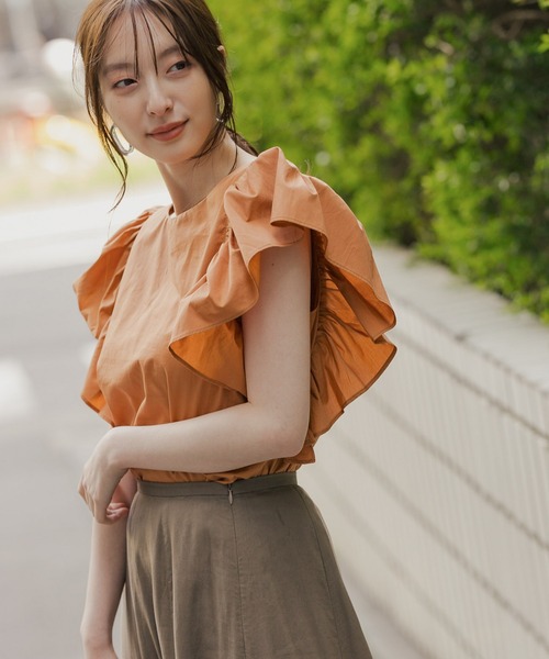 Andemiu(アンデミュウ)の「ソデフリルブラウス948031(シャツ/ブラウス・レディース・ブラック/オフホワイト/オレンジ・FREE)」の3枚目の写真