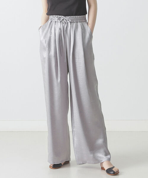 BEAMS LIGHTS（ビームスライツ）の「BEAMS LIGHTS / サテン ドロスト パンツ（その他パンツ・レディース・グレー/オフホワイト・ONE SIZE）」の2枚目の写真