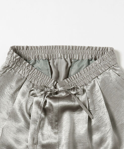 BEAMS LIGHTS（ビームスライツ）の「BEAMS LIGHTS / サテン ドロスト パンツ（その他パンツ・レディース・グレー/オフホワイト・ONE SIZE）」の15枚目の写真