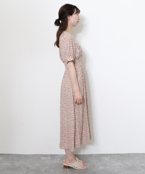 archives(アルシーヴ)の「花柄プリーツワンピース(ワンピース・レディース・ブラック/モカ/ベージュ・MEDIUM)」の10枚目の写真