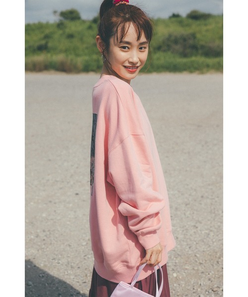 haco!（ハコ）の「【高橋愛さんコラボ】ユニセックスで着られる バックフォトプリントのPBPオーガニックコットンスウェット by LOVE&PEACE PROJECT（スウェット・レディース・ピンク・LARGE/MEDIUM）」の2枚目の写真