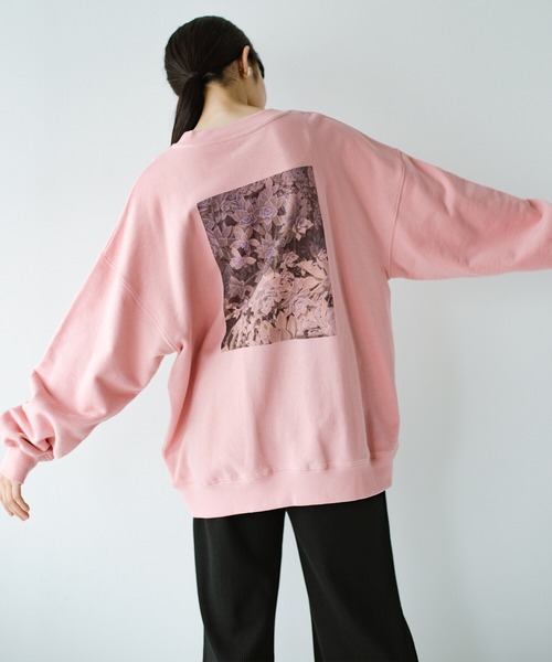 haco!（ハコ）の「【高橋愛さんコラボ】ユニセックスで着られる バックフォトプリントのPBPオーガニックコットンスウェット by LOVE&PEACE PROJECT（スウェット・レディース・ピンク・LARGE/MEDIUM）」の3枚目の写真
