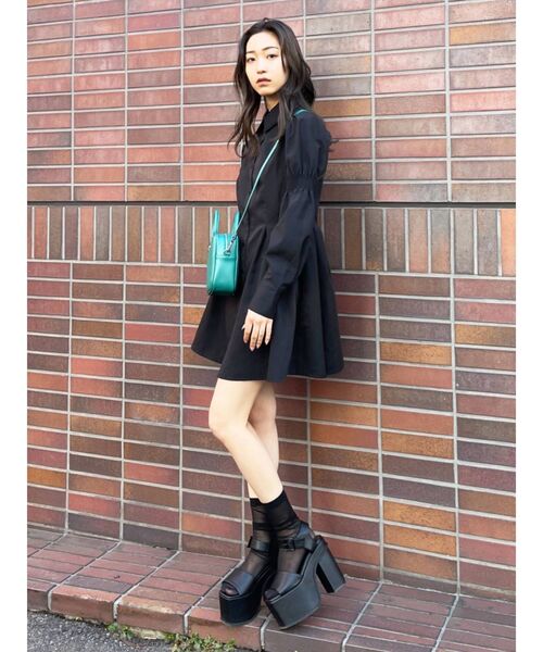 EMODA（エモダ）の「アームショルダーミニワンピース（ワンピース・レディース・ブラック/ベージュ/グレー・FREE）」の5枚目の写真