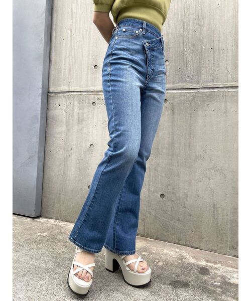 EMODA（エモダ）の「アシンメトリーフィットジャストウエストフレアジーンズ（デニムパンツ・レディース・グレー/ブルー・SMALL/X-SMALL/MEDIUM）」の8枚目の写真