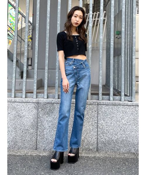 EMODA（エモダ）の「アシンメトリーフィットジャストウエストフレアジーンズ（デニムパンツ・レディース・グレー/ブルー・SMALL/X-SMALL/MEDIUM）」の12枚目の写真