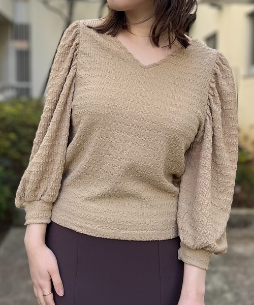 mi via loca(ミヴィアロカ)の「前後2wayシャーリングボリュームスリーブトップス(Tシャツ/カットソー・レディース・ブラック/ベージュ/ブルー・FREE)」の1枚目の写真