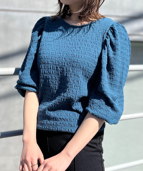 mi via loca(ミヴィアロカ)の「前後2wayシャーリングボリュームスリーブトップス(Tシャツ/カットソー・レディース・ブラック/ベージュ/ブルー・FREE)」の3枚目の写真