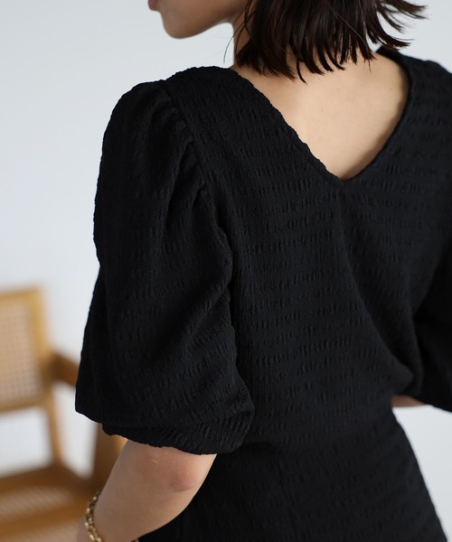 mi via loca(ミヴィアロカ)の「前後2wayシャーリングボリュームスリーブトップス(Tシャツ/カットソー・レディース・ブラック/ベージュ/ブルー・FREE)」の19枚目の写真