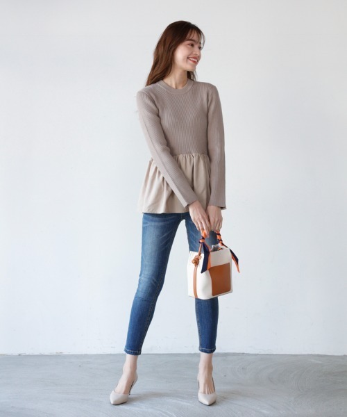 M.deux（エムドゥ）の「ペプラム切替ニット（ニット/セーター・レディース・ブラック/グレイッシュベージュ・MEDIUM）」の7枚目の写真