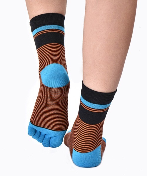 Fun & Daily（ファンアンドデイリー）の「5本指・ナローボーダーソックス（ソックス/靴下・メンズ・イエロー/オレンジ/ブルー/レッド/ライトブルー・FREE）」の4枚目の写真