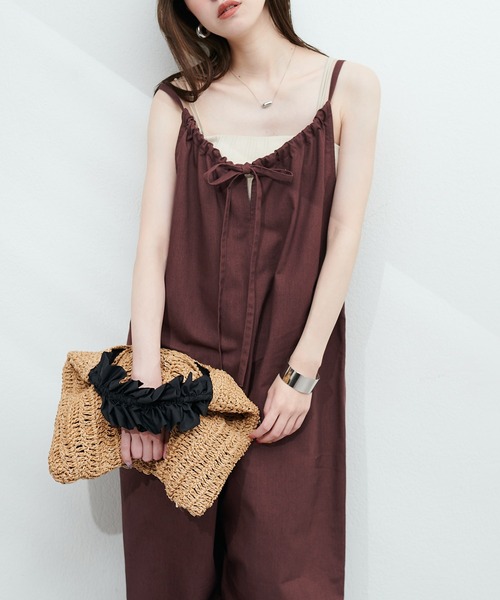 natural couture(ナチュラルクチュール)の「麻混ギャザーデザインサロペット(サロペット/オーバーオール・レディース・ブラック/ブラウン/ライトベージュ・MEDIUM/LARGE)」の2枚目の写真