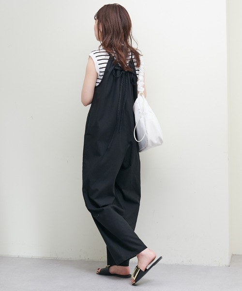 natural couture(ナチュラルクチュール)の「麻混ギャザーデザインサロペット(サロペット/オーバーオール・レディース・ブラック/ブラウン/ライトベージュ・MEDIUM/LARGE)」の4枚目の写真