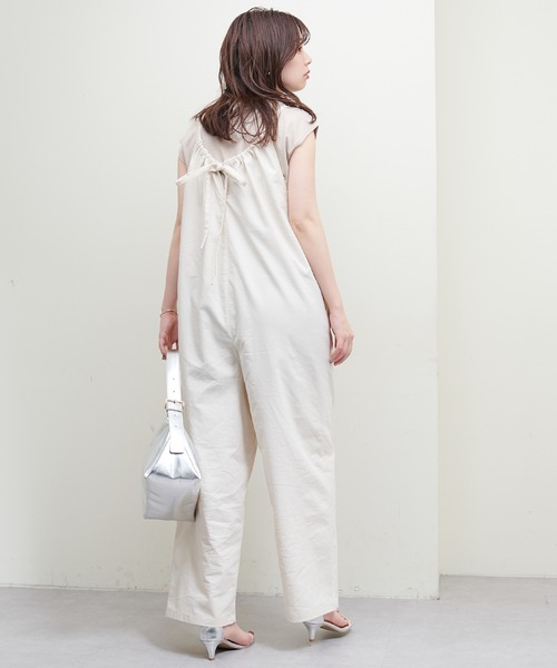 natural couture(ナチュラルクチュール)の「麻混ギャザーデザインサロペット(サロペット/オーバーオール・レディース・ブラック/ブラウン/ライトベージュ・MEDIUM/LARGE)」の8枚目の写真