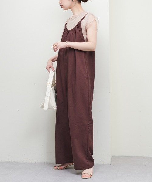 natural couture(ナチュラルクチュール)の「麻混ギャザーデザインサロペット(サロペット/オーバーオール・レディース・ブラック/ブラウン/ライトベージュ・MEDIUM/LARGE)」の5枚目の写真