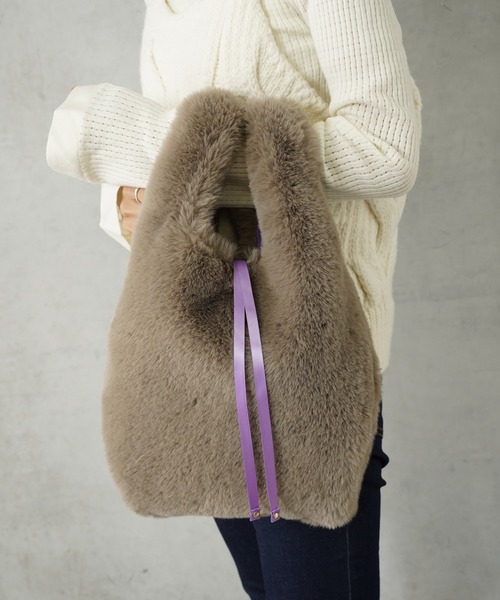 Actually(アクチュアリー)の「FUR MARCHE BAG ファーバッグ(ハンドバッグ・レディース・ベージュ/グレー/アイボリー・フリー)」の3枚目の写真