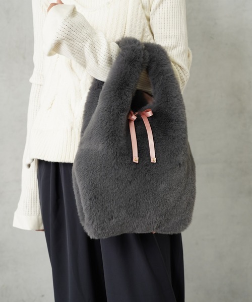 Actually(アクチュアリー)の「FUR MARCHE BAG ファーバッグ(ハンドバッグ・レディース・ベージュ/グレー/アイボリー・フリー)」の2枚目の写真