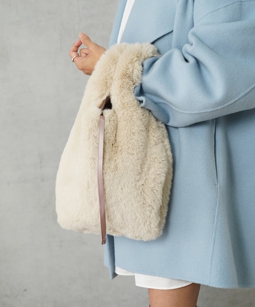 Actually(アクチュアリー)の「FUR MARCHE BAG ファーバッグ(ハンドバッグ・レディース・ベージュ/グレー/アイボリー・フリー)」の1枚目の写真