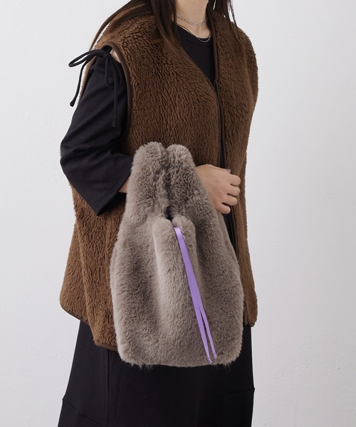 Actually(アクチュアリー)の「FUR MARCHE BAG ファーバッグ(ハンドバッグ・レディース・ベージュ/グレー/アイボリー・フリー)」の5枚目の写真