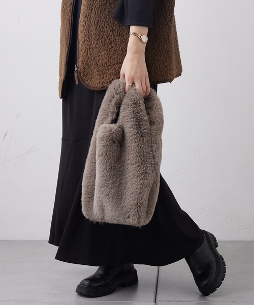 Actually(アクチュアリー)の「FUR MARCHE BAG ファーバッグ(ハンドバッグ・レディース・ベージュ/グレー/アイボリー・フリー)」の6枚目の写真