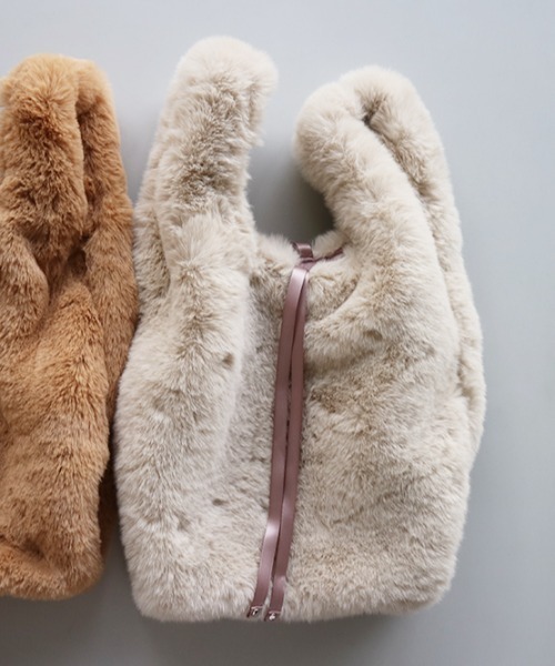 Actually(アクチュアリー)の「FUR MARCHE BAG ファーバッグ(ハンドバッグ・レディース・ベージュ/グレー/アイボリー・フリー)」の4枚目の写真