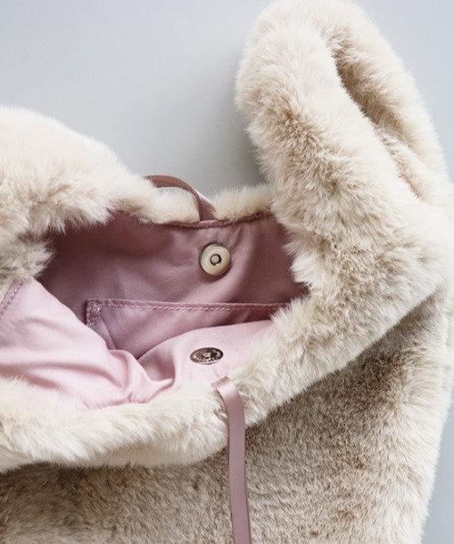 Actually(アクチュアリー)の「FUR MARCHE BAG ファーバッグ(ハンドバッグ・レディース・ベージュ/グレー/アイボリー・フリー)」の7枚目の写真