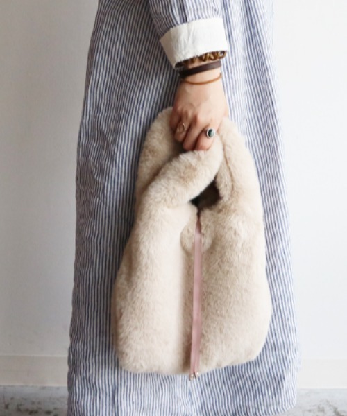 Actually(アクチュアリー)の「FUR MARCHE BAG ファーバッグ(ハンドバッグ・レディース・ベージュ/グレー/アイボリー・フリー)」の8枚目の写真