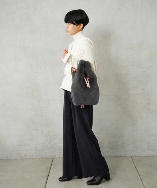 Actually(アクチュアリー)の「FUR MARCHE BAG ファーバッグ(ハンドバッグ・レディース・ベージュ/グレー/アイボリー・フリー)」の11枚目の写真