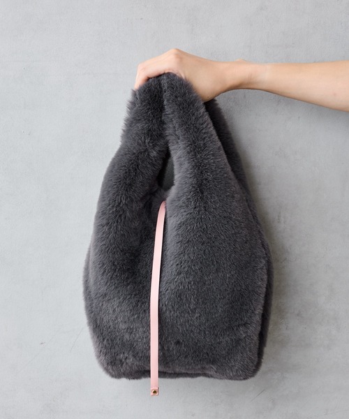 Actually(アクチュアリー)の「FUR MARCHE BAG ファーバッグ(ハンドバッグ・レディース・ベージュ/グレー/アイボリー・フリー)」の21枚目の写真