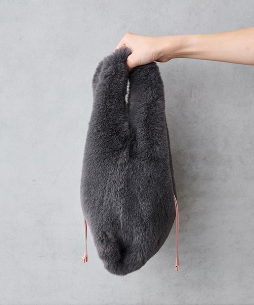 Actually(アクチュアリー)の「FUR MARCHE BAG ファーバッグ(ハンドバッグ・レディース・ベージュ/グレー/アイボリー・フリー)」の22枚目の写真