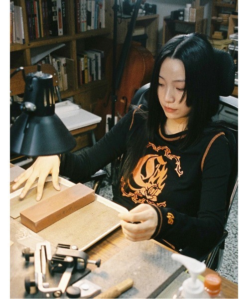 Cavish（カビシ）の「A'GEM/9 × .kom『CAVISH/カビシ』FLAME ROSE LS TEE/ローズデザイン 長袖Tシャツ（Tシャツ/カットソー・レディース・ピンク/ブラック・FREE）」の3枚目の写真