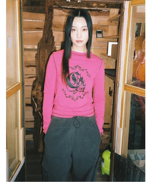 Cavish（カビシ）の「A'GEM/9 × .kom『CAVISH/カビシ』FLAME ROSE LS TEE/ローズデザイン 長袖Tシャツ（Tシャツ/カットソー・レディース・ピンク/ブラック・FREE）」の4枚目の写真