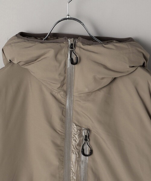 CMF OUTDOOR GARMENT（シーエムエフアウトドアガーメント）の「COMFY OUTDOOR GARMENT/コンフィアウトドアガーメント PUFF HOODIE DOWN/パフ フーディ ダウン（ダウンジャケット/コート・メンズ・ベージュ/ブラック・X-LARGE/LARGE/MEDIUM）」の4枚目の写真