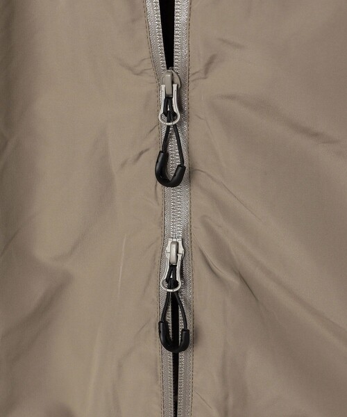 CMF OUTDOOR GARMENT（シーエムエフアウトドアガーメント）の「COMFY OUTDOOR GARMENT/コンフィアウトドアガーメント PUFF HOODIE DOWN/パフ フーディ ダウン（ダウンジャケット/コート・メンズ・ベージュ/ブラック・X-LARGE/LARGE/MEDIUM）」の11枚目の写真