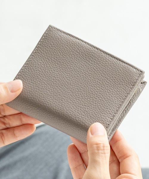 グレー レザー 二つ折り財布 ゴールド金具 MURA（ムラ）の「シュリンクレザー ゴールドファスナー ボタン閉じ 二