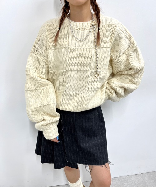 WHO'S WHO gallery(フーズフーギャラリー)の「フロントバックチェッカーニット(ニット/セーター・レディース・チャコールグレー/オフホワイト/ブラック・FREE)」の2枚目の写真